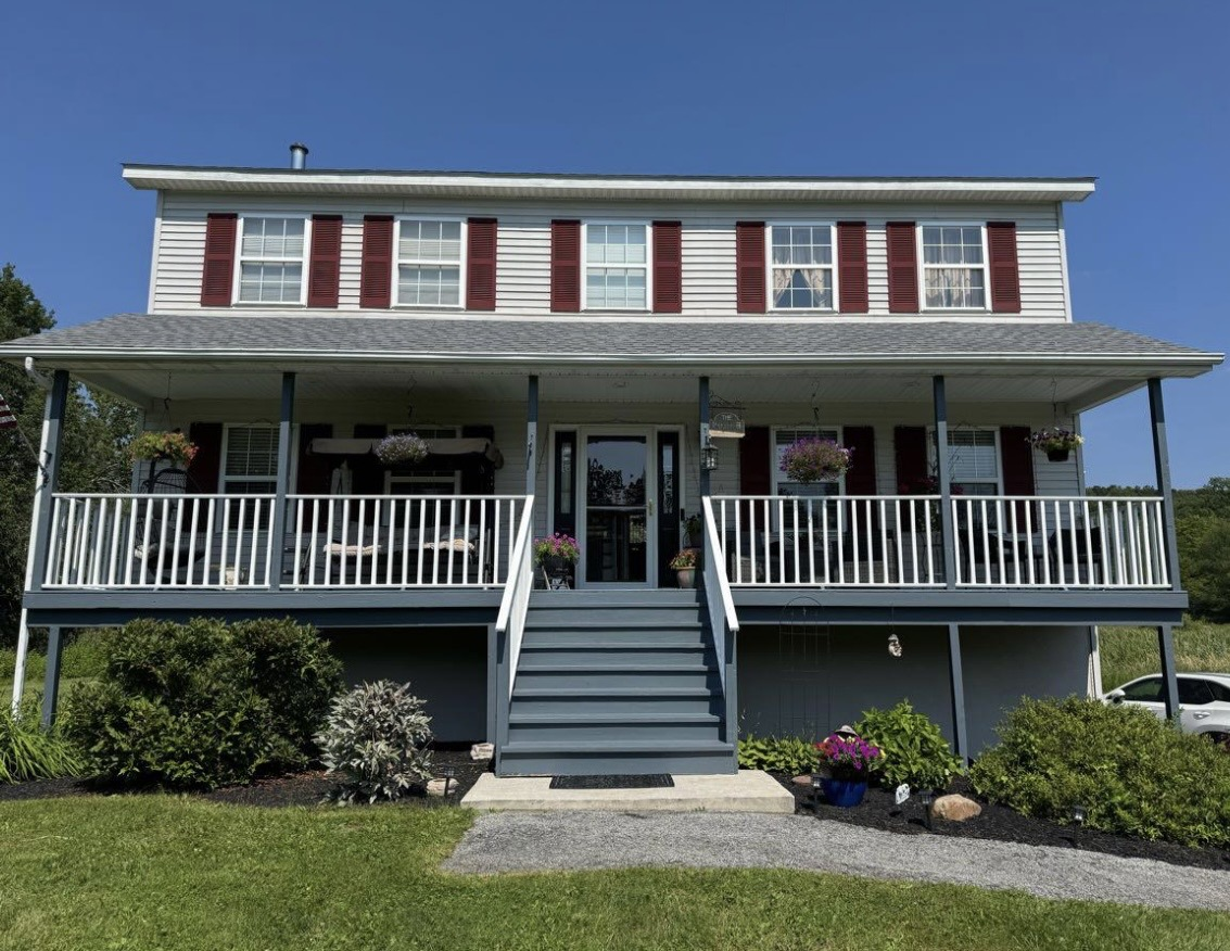 Clean white vinyl siding after ACE soft washing treatment