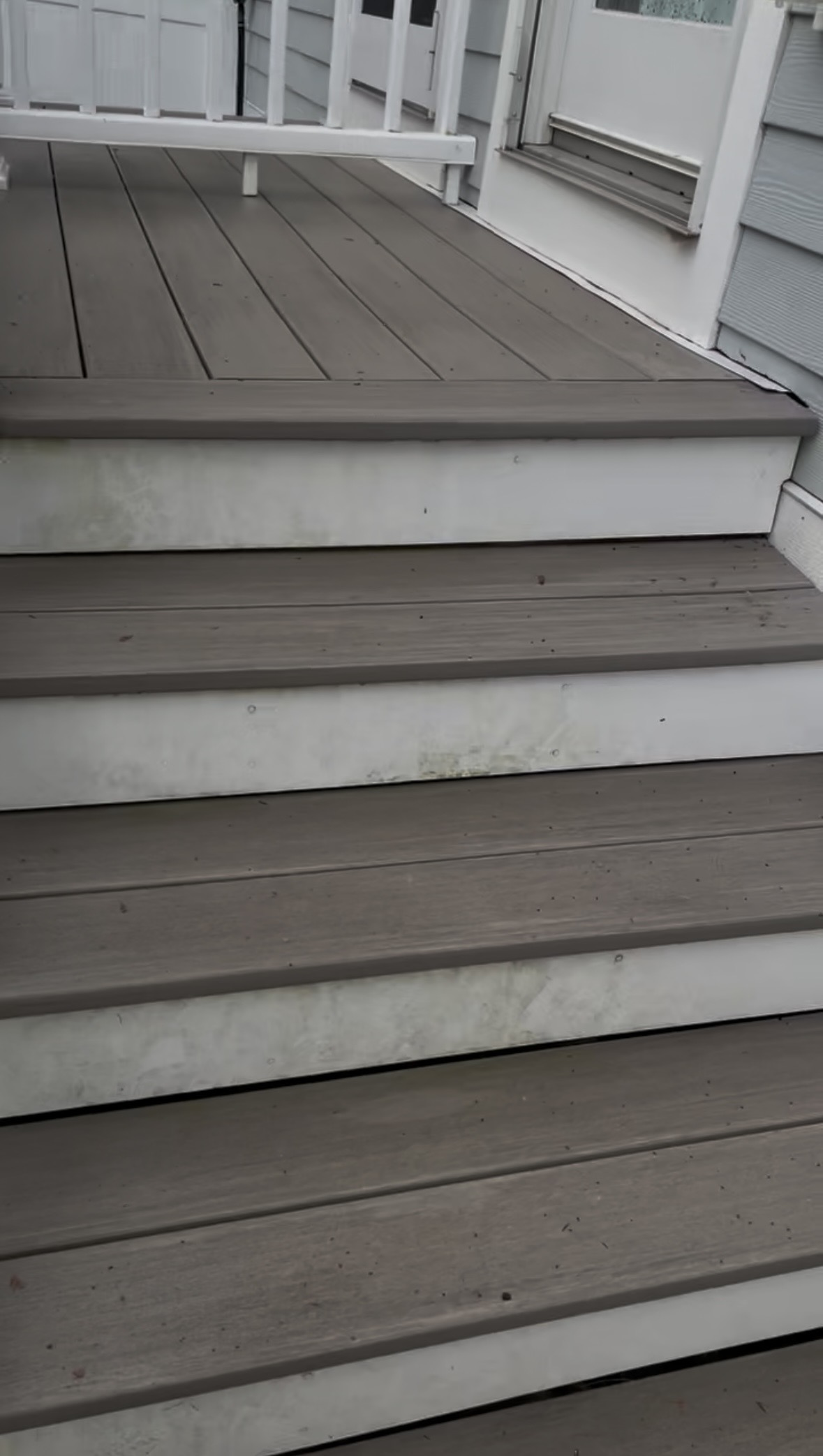 Dirty white risers on composite deck stairs